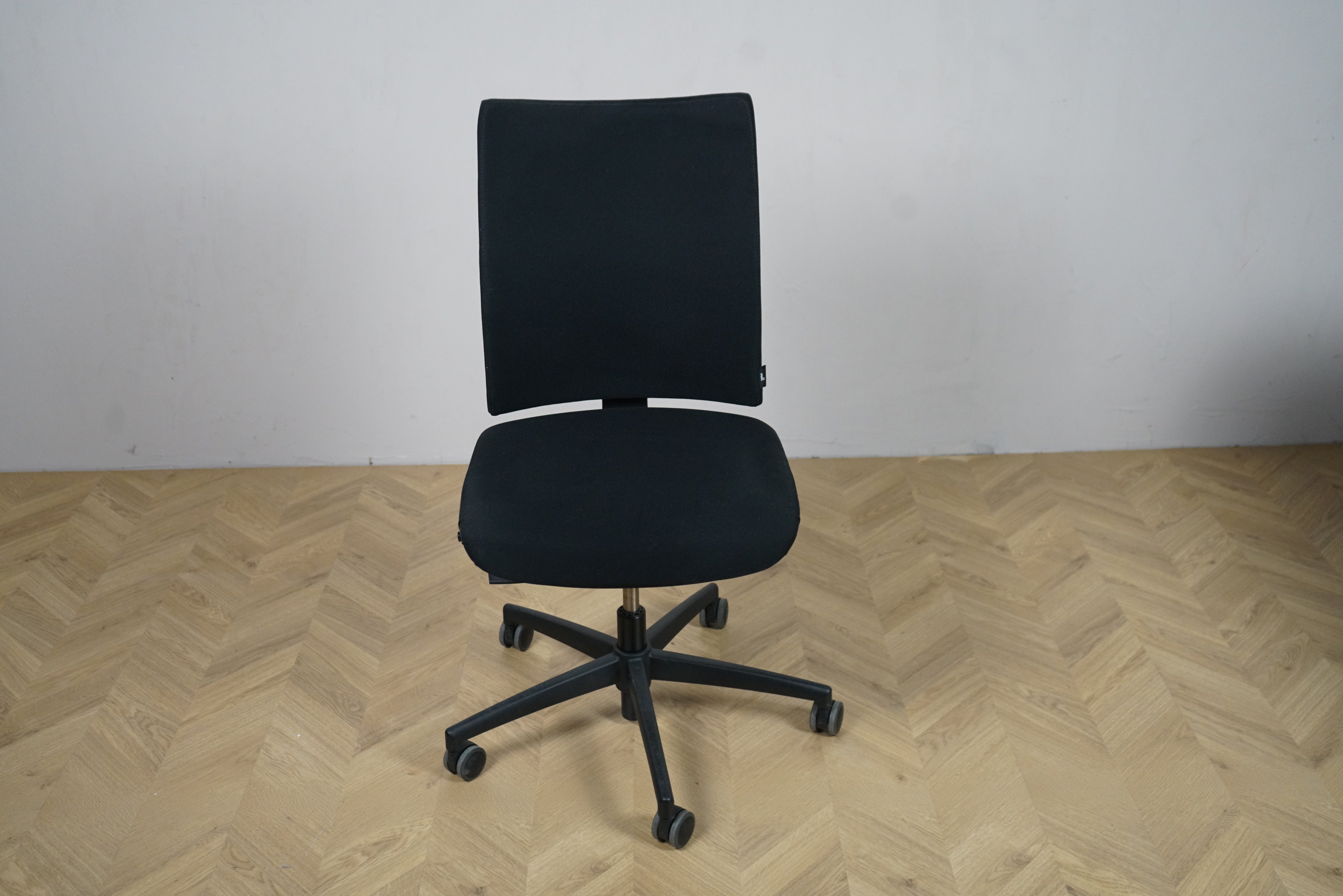 Kusch & Co kontorstol i sort Xtreme set forfra – ergonomisk kontorstol med polstret sæde og ryg